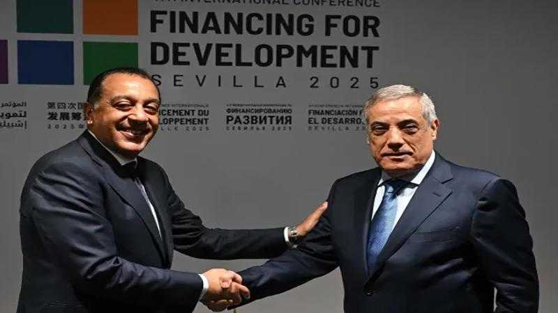 رئيس الوزراء يلتقى نظيره الجزائرى