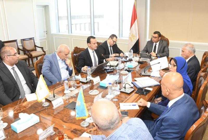 وزير الإسكان يعقد اجتماعًا لمتابعة آخر مستجدات إنشاء وحدتي ”تنظيم السوق العقارية” و”تصدير العقار المصري”