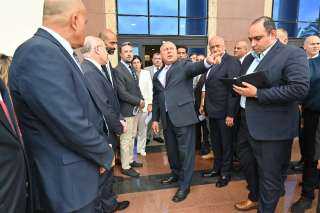 وزير الصناعة والنقل يتفقد محطة الركاب السياحية بميناء الإسكندرية