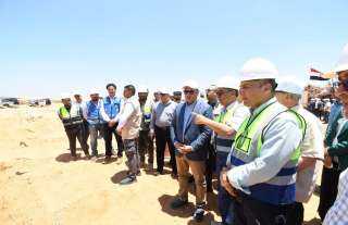 وزير الإسكان يتفقد محاور الطرق ومحطة تنقية مياه الشرب الجديدة بمدينة السادات