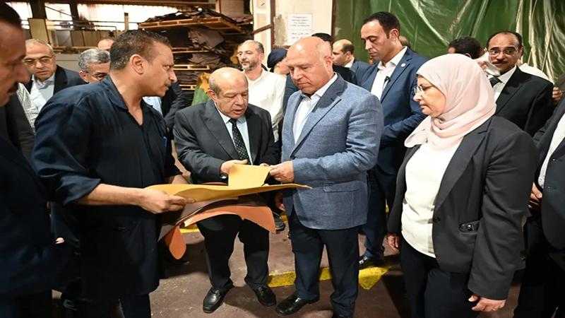 وزير الصناعة والنقل يفتتح مصنع لإنتاج الزجاج الهندسي ويضع حجر الأساس لمصنع جديد