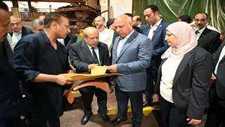 وزير الصناعة والنقل يفتتح مصنع لإنتاج الزجاج الهندسي ويضع حجر الأساس لمصنع جديد