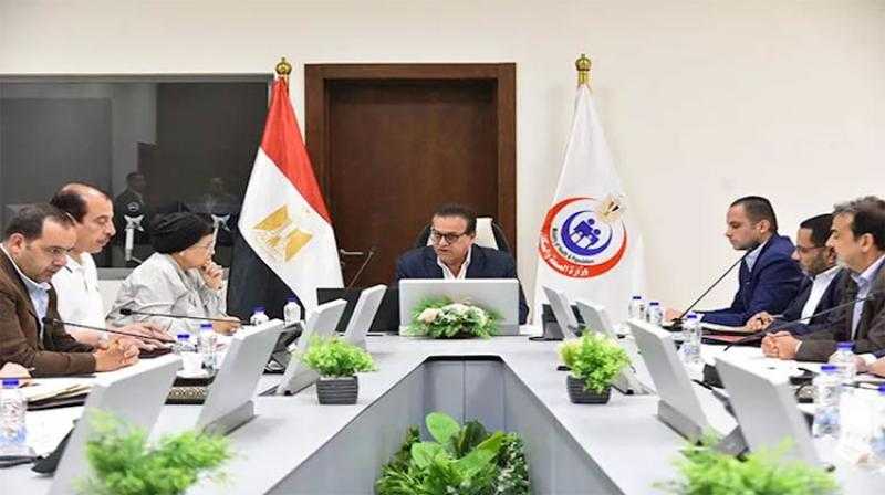 وزير الصحة يناقش عددًا من الإجراءات لتعزيز جودة الخدمات الصحية المقدمة للمواطنين