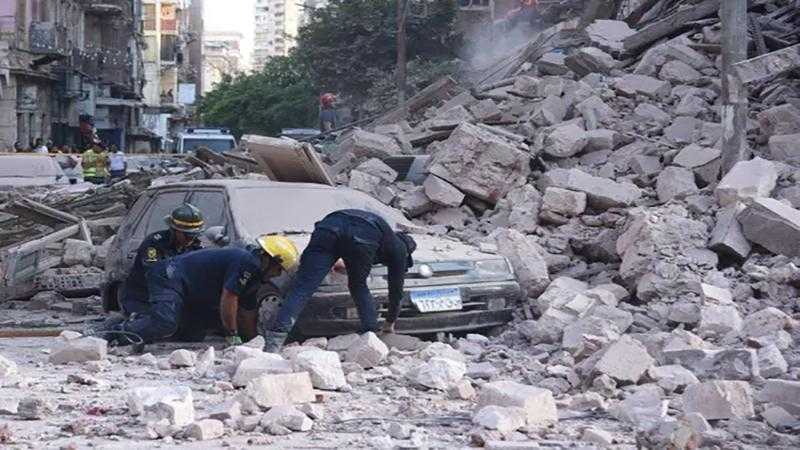 مصرع وإصابة 6 أشخاص في انهيار عقار بالعطارين وسط الإسكندرية