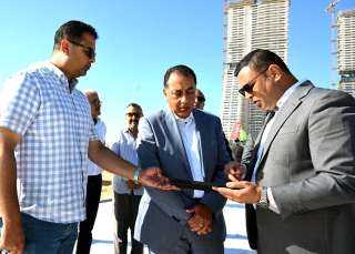 رئيس الوزراء يتفقد أعمال مشروعات ”أبراج الداون تاون” و”داون تاون لاجون” بمدينة العلمين الجديدة