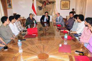 وزير الثقافة يلتقي الفائزين بجوائز الدورة السابعة لمهرجان نجوم المسرح الجامعي ويهديهم “كارنيه أهلاً وسهلاً بالطلبة”