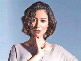 منة شلبى: الحمد لله والدتى بخير.. وأشكر وأطمئن كل من قلق عليها