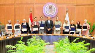 وزير التربية والتعليم يكرم أوائل الثانوية العامة ويشيد بتفوقهم وتميزهم