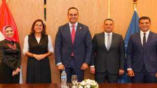 رئيس هيئة الرعاية الصحية يتابع مع رئيس شركة نوفارتس مصر تعزيز رعاية مرضى الأورام