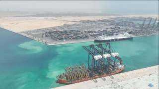 استقبال رصيف محطة هاتشيسون رقم 1 بميناء السخنة السفينة المتخصصة ZHEN HUA 36  على متنها 3 أوناش