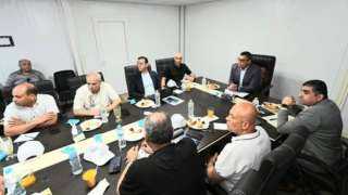 وزير الإسكان يعقد اجتماعًا مع الشركات العاملة بمشروع ”صواري” بالإسكندرية لمتابعة الموقف التنفيذي وسير العمل