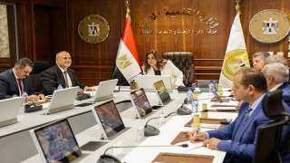 وزيرة التنمية تتابع سير العملية الانتخابية مع السادة المحافظين من مركز سيطرة الشبكة الوطنية للطوارئ والسلامة