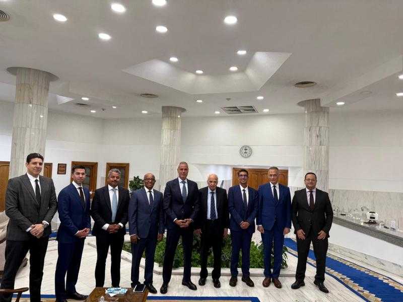 رئيس الشركة القابضة لمصر للطيران يلتقى نائب رئيس شركة بوينج لبحث خطة تحديث أسطول مصر للطيران