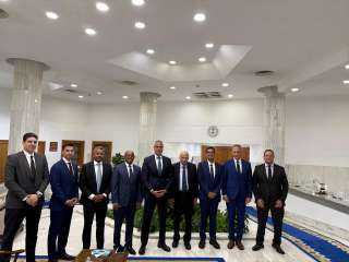 رئيس الشركة القابضة لمصر للطيران يلتقى نائب رئيس شركة بوينج لبحث خطة تحديث أسطول مصر للطيران