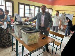 الصحفي صديق العيسوي  مرشح حزب الوفد يدلي بصوته في انتخابات مجلس الشيوخ بالشرقية