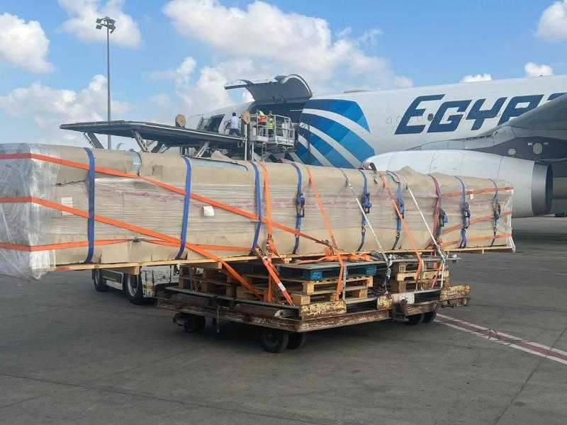مصر للطيران للشحن الجوي تنقل شحنة إنارة ضخمة بأطوال خاصة إلى كينشاسا بكفاءة عالية
