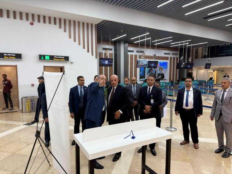 وزير الطيران المدني يتفقد مطار العلمين الدولي لمتابعة انتظام حركة التشغيل واستقبال الوفود السياحية.