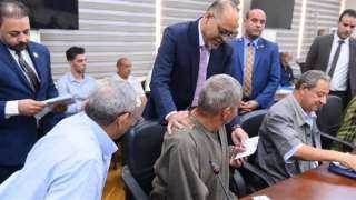 وزير العمل يسلم بطاقات بنكية لعمال مصريين من مستحقي المعاشات التقاعدية العراقية
