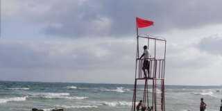 رفع الرايات الحمراء على شاطئ رأس البر وتحذيرات من نزول البحر