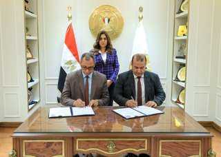 وزيرة التنمية تشهد مراسم توقيع عقد توريد مجزرين متنقلين لذبح الماشية في المناطق النائية والحدودية