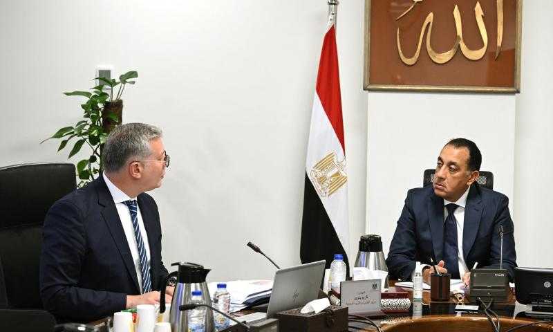 رئيس الوزراء يُتابع مع وزير البترول والثروة المعدنية عددًا من ملفات العمل