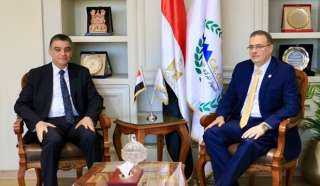 رئيس ”التنظيم والإدارة” يسلم رئيس ”الشراء الموحد” الهيكل التنظيمي الجديد للهيئة بعد تطويره