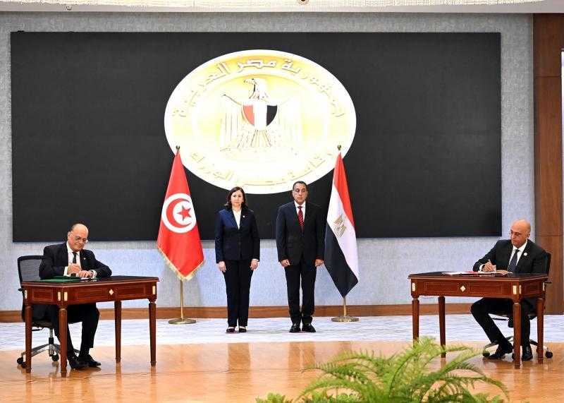 رئيسا وزراء مصر وتونس يشهدان توقيع 8 وثائق في عدد من مجالات التعاون المشترك