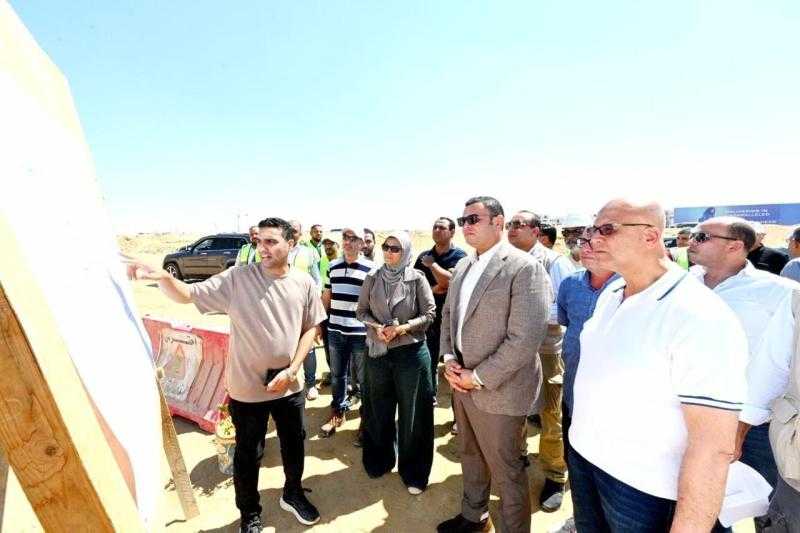 وزير الإسكان يتفقد مشروعات شبكات الطرق والمرافق بتوسعات مدينة الشيخ زايد