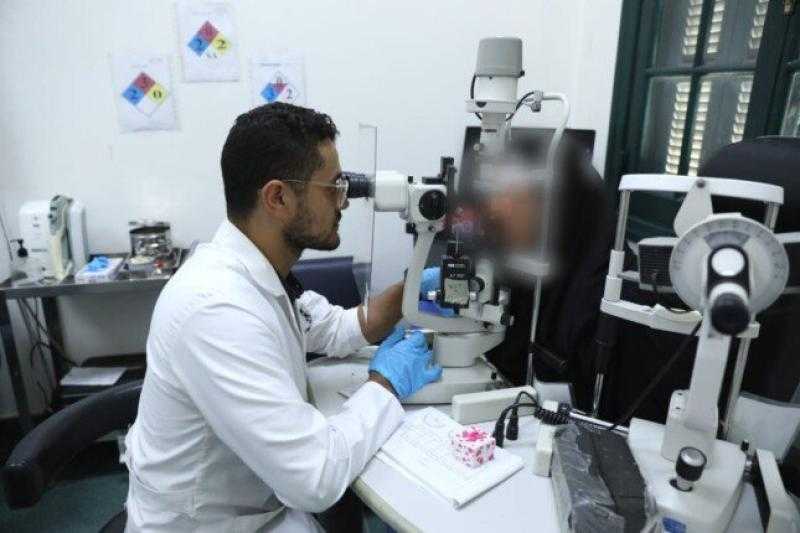 وزير الصحة يتصل هاتفيا بالمصابين بمضاعفات صحية بقسم الرمد بأحد مستشفيات التأمين