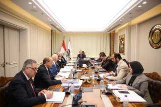 وزير قطاع الأعمال يعقد اجتماعًا موسعًا مع الرؤساء التنفيذيين للشركات القابضة