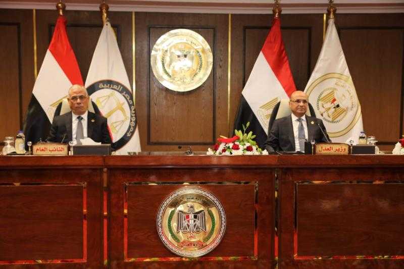 أعضاء النيابة العامة الجدد يؤدون اليمين القانونية أمام وزير العدل بحضور النائب العام