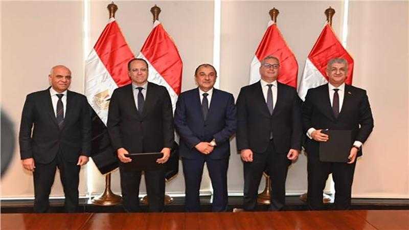 وزيرا قطاع الأعمال والبترول يشهدان توقيع عقد بين ”إيجوث” و”بتروجت” لإعادة تأهيل وتشغيل فندق ”جيت بيتش”