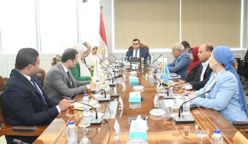 وزير الإسكان يتابع الاشتراطات والضوابط والمعايير الخاصة بالإعلانات على الطرق العامة والمحاور