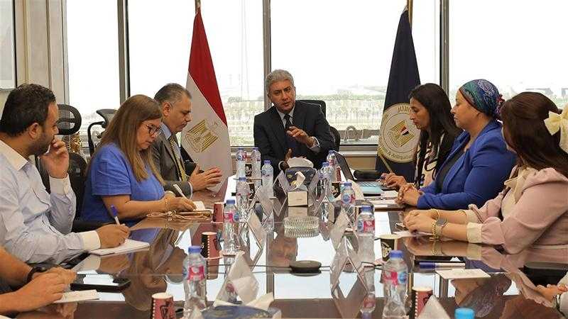 وزير السياحة يلتقي مجموعة من المؤثرين وأصحاب المحتوى الرقمي المصريين لبحث سبل التعاون