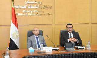 وزير الإسكان يستعرض مع محافظ القاهرة الموقف التنفيذي لعدد من المشروعات