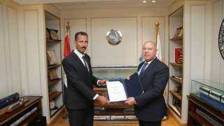 وزير الصناعة والنقل يكرم سائق أتوبيس بشركة غرب ووسط الدلتا عثر على شنطه بها مليون جنيه