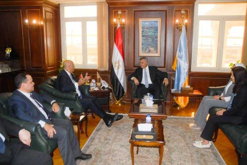 جهاز تنمية المشروعات يدرس التوسع في تمويل المشروعات الصناعية للشباب بالتعاون مع المحافظة