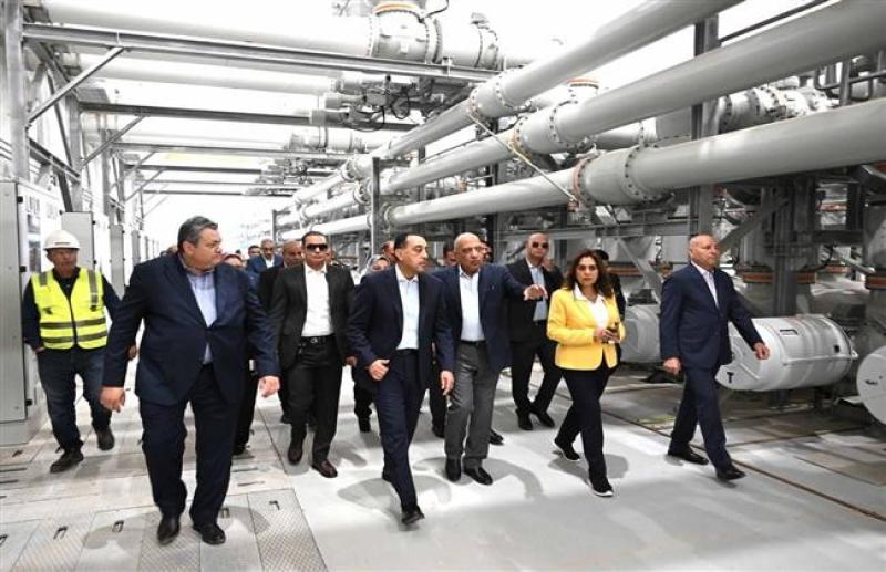 رئيس الوزراء يتابع ميدانياً مراحل الاختبار والتشغيل التجريبي لمحطة الربط الكهربائي المصري السعودي في بدر