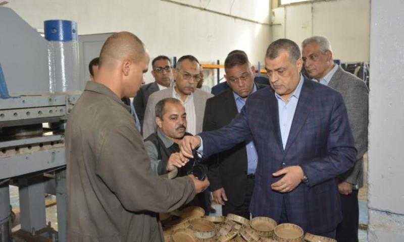 وزير الإنتاج الحربي يطمئن على سير العملية الإنتاجية بشركة هليوبوليس للصناعات الكيماوية (مصنع 81 الحربي)