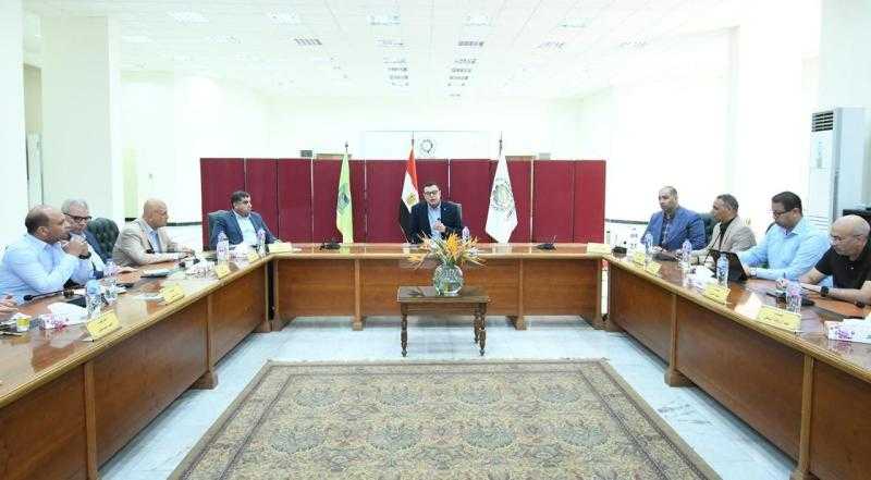 وزير الاسكان يعقد اجتماعًا مع رؤساء أجهزة مدن العاشر من رمضان وحدائق العاشر من رمضان والعبور والعبور الجديدة