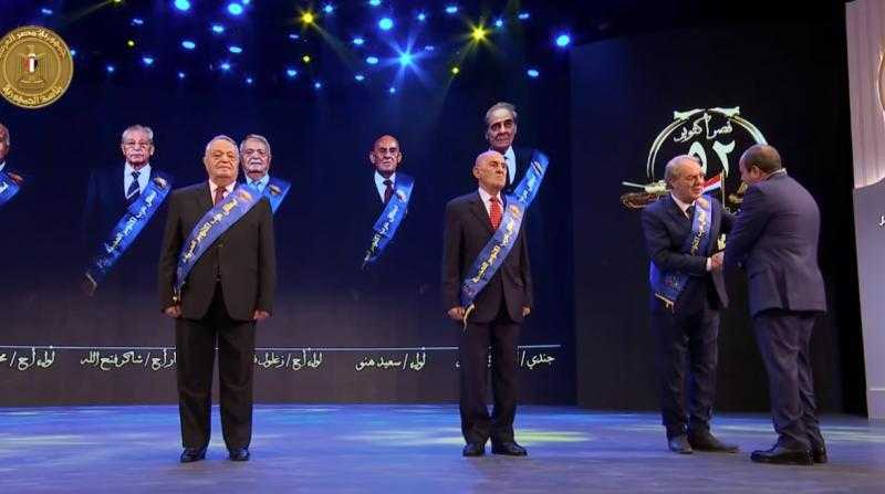الرئيس السيسي يكرم أبطال حرب أكتوبر خلال الندوة التثقيفية للقوات المسلحة