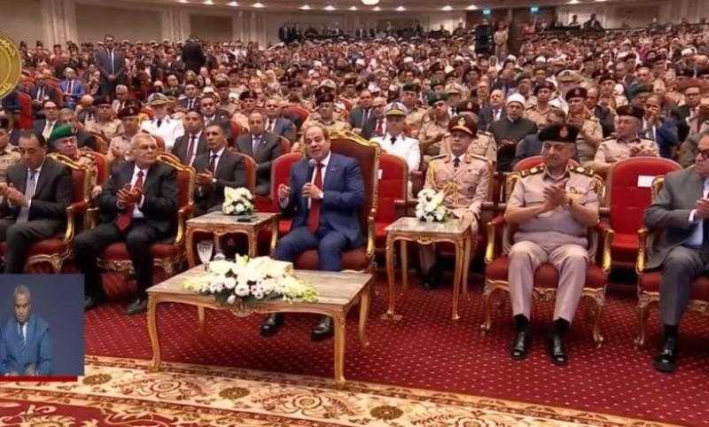 الرئيس السيسي: كل قرار بيتدرس بدل المرة 100 والدولة عشان تقوم عايزة همة من حديد