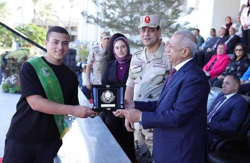 رئيس الأكاديمية العربية يكرم نجل الشهيد منسي في ذكري انتصارات اكتوبر