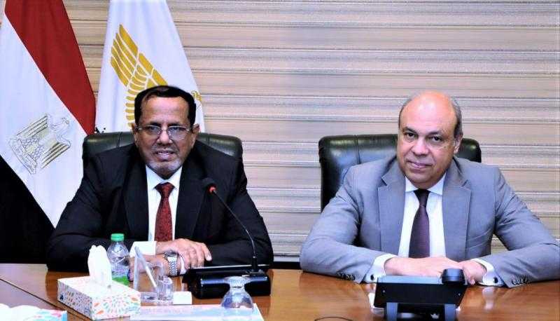 وزير الطيران المدني يشهد حفل تخرج طلبة المراقبة الجوية من دولة اليمن الشقيقة