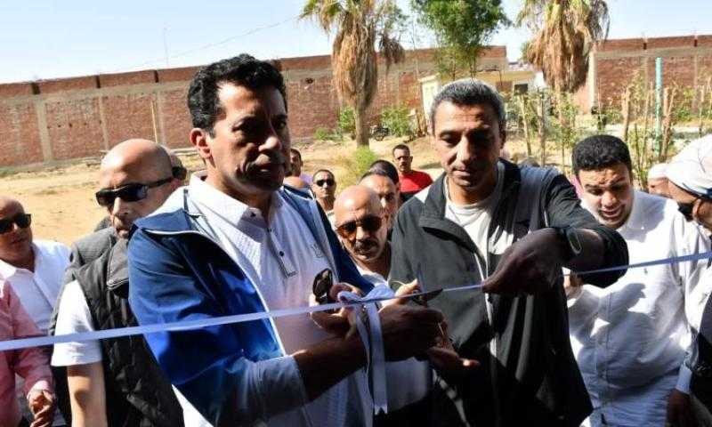 وزير الشباب والرياضة ومحافظ السويس يفتتحان قاعة تخاطب وملعب أكريليك بمركز شباب الجناين