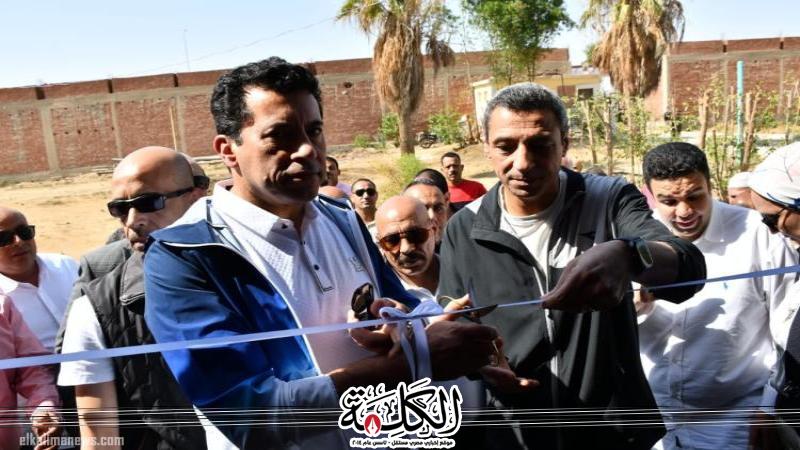 وزير الشباب والرياضة ومحافظ السويس يفتتحان قاعة تخاطب وملعب أكريليك بمركز شباب الجناين