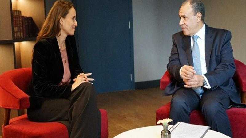 وزير الخارجية يلتقي نظيرته الرومانية على هامش قمة مصر والاتحاد الأوروبي في بروكسل