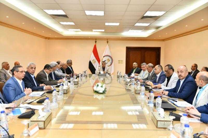 وزير الإنتاج الحربي يتابع مع رؤساء الشركات موقف المشروعات الجاري تنفيذها