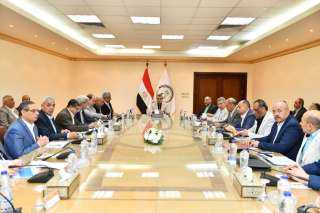 وزير الإنتاج الحربي يتابع مع رؤساء الشركات موقف... وزير الإنتاج الحربي يتابع مع رؤساء الشركات موقف المشروعات الجاري تنفيذها