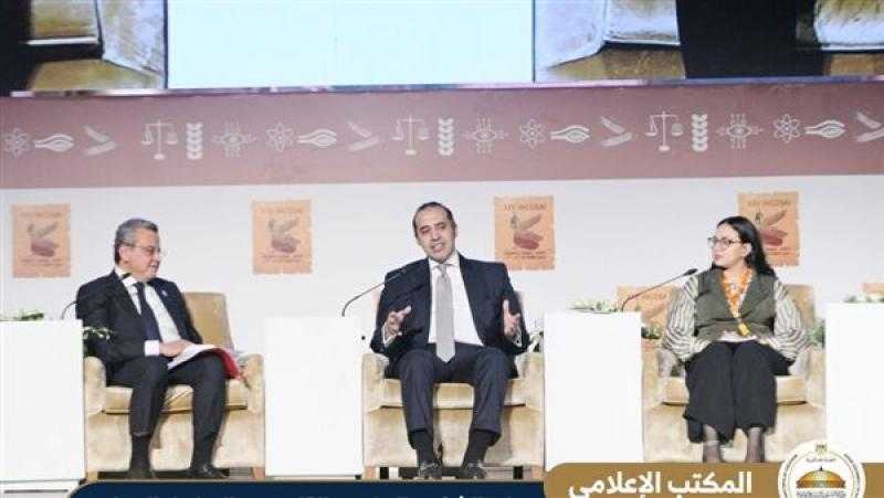 فوزي: الحكومة ملزمة بتوجيه القيادة السياسية بعرض تقارير دورية بشأن تنفيذ برنامج الحكومة